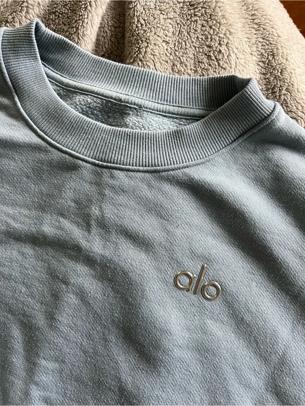 Alo Yoga Women’s Accolade Crewneck Sweatshirt Sky Blue Medium